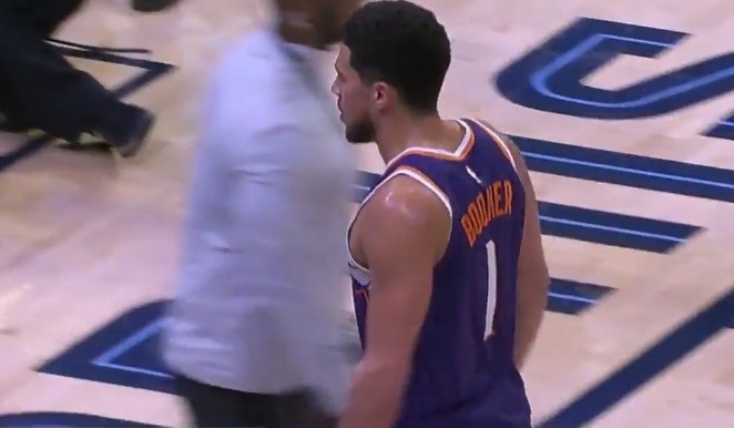 足球投注-真横！布克半场前最后一攻 突破强攻转身中投压哨弹入篮筐！