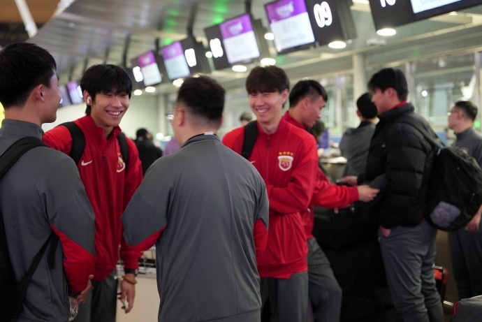 足球投注-海港跟队晒照：此前有伤在身的李新翔随队前往迪拜冬训